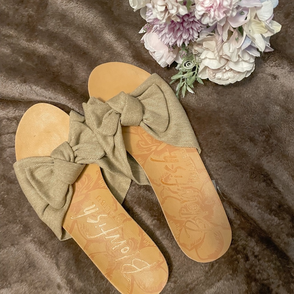 Sandals with a cute brown bow!